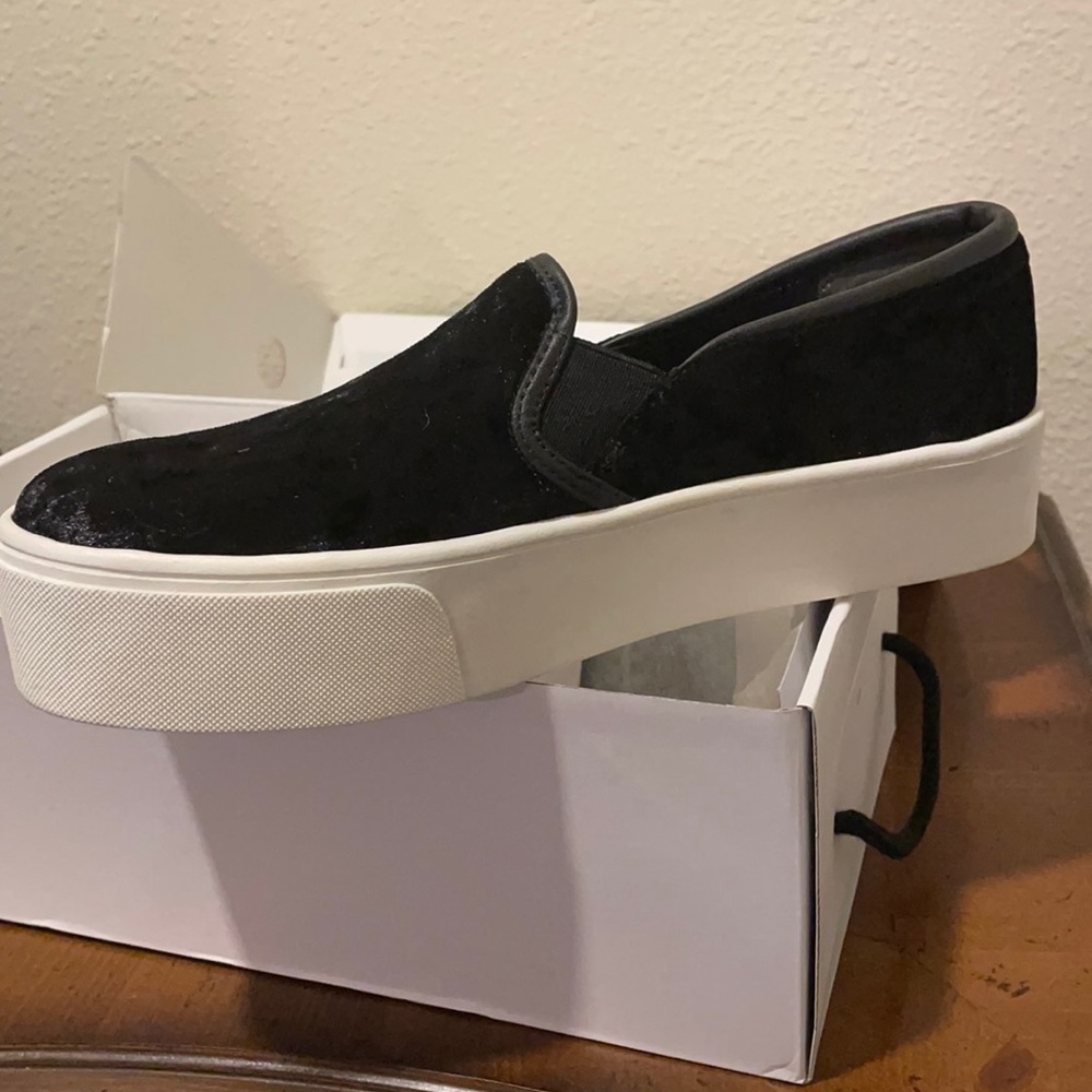 white and lack bar III Size 8